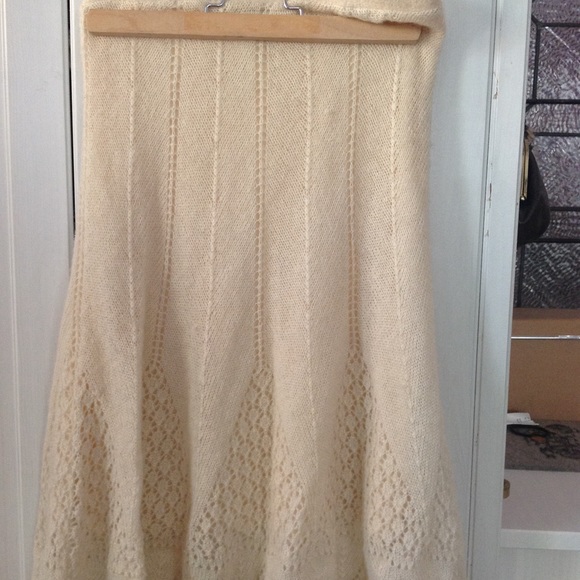 Delicate wool skirt from Urban Outfitters. - Picture 3 of 5